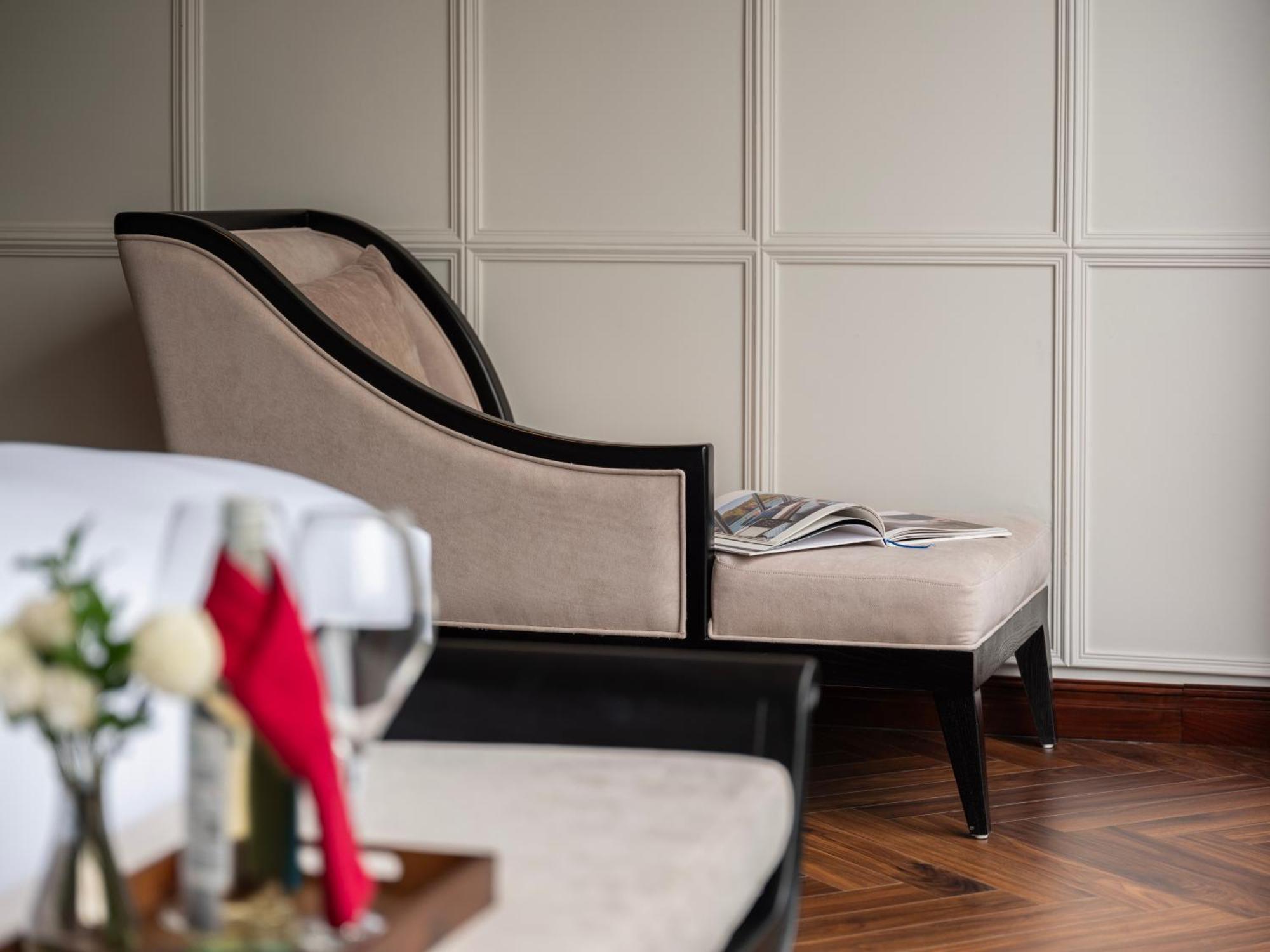 Grand Hotel Du Lac Ханой Екстериор снимка A chaise longue
