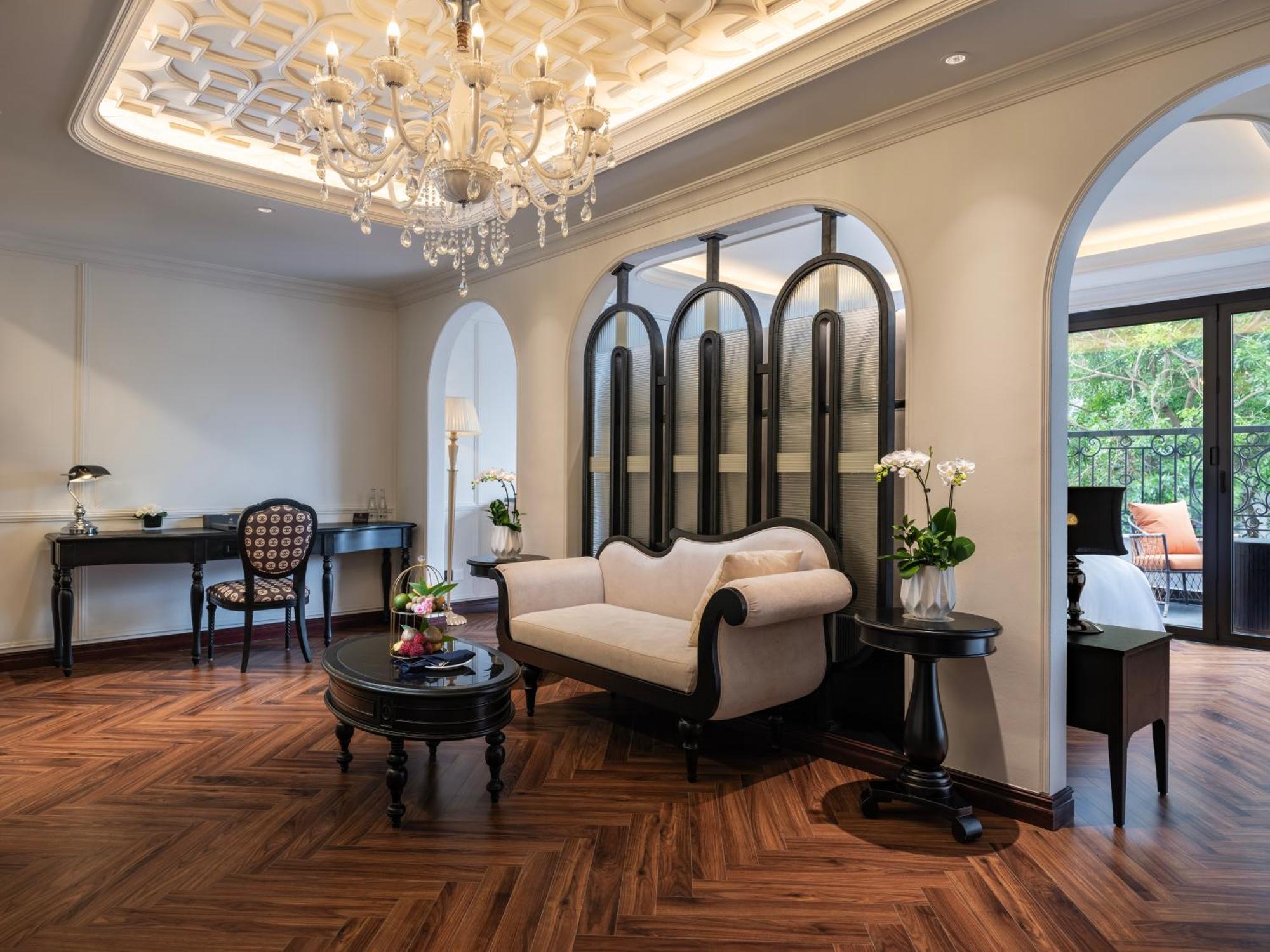 Grand Hotel Du Lac Ханой Екстериор снимка The living room of a suite at the Mandarin Oriental, Bangkok
