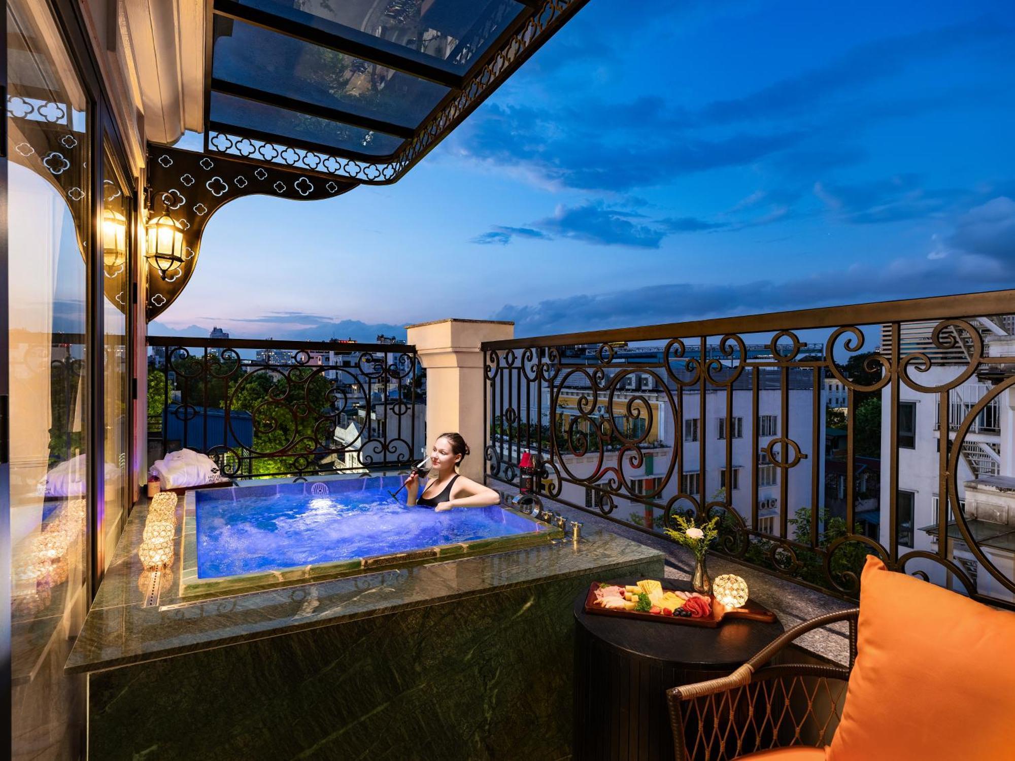 Grand Hotel Du Lac Ханой Екстериор снимка The hotel's rooftop pool