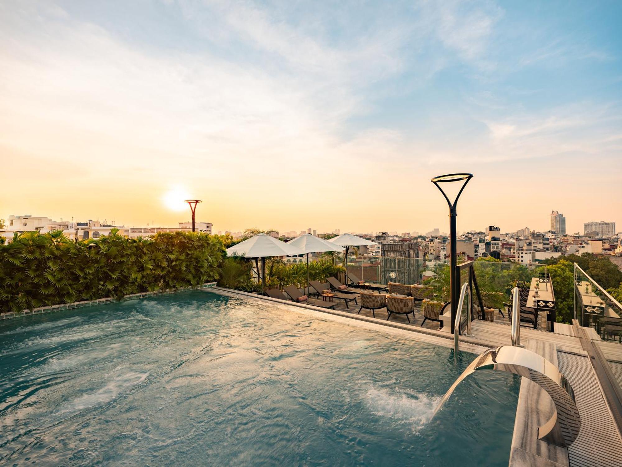 Grand Hotel Du Lac Ханой Екстериор снимка Rooftop pool at the hotel