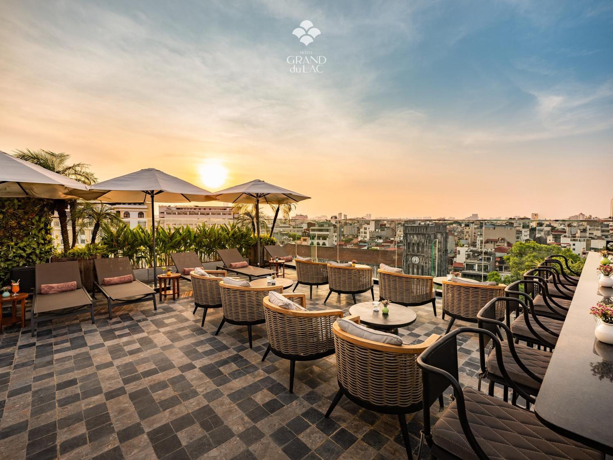Grand Hotel Du Lac Ханой Екстериор снимка The 1980s rooftop bar